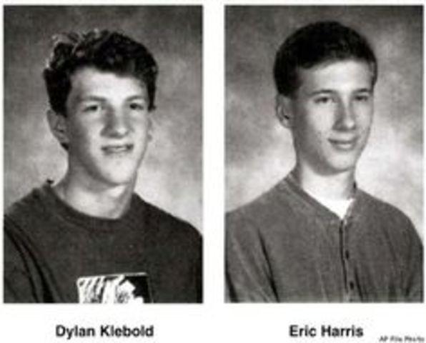 Thủ phạm thực hiện vụ xả súng tại Trường Trung học Columbine, bang Colorado, ngày 20/4/1999 là hai học sinh của ngôi trường này có tên Eric Harris và Dylan Klebold. Ảnh: Timetoast.