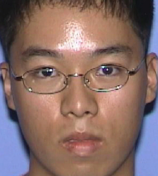 Hung thủ thực hiện vụ thảm sát Đại học Bách khoa Virginia này được xác định là Seung-Hui Cho 23 tuổi, công dân Hàn Quốc sinh sống ở Mỹ theo quy chế thường trú nhân. Ảnh: AP.