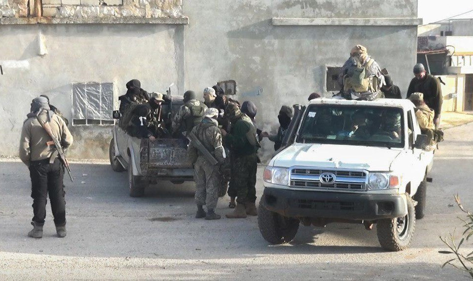 Ngoài ra, lực lượng HTS cũng tịch thu lượng lớn vũ khí và thiết bị nổ trong tòa nhà từng được nhóm IS sử dụng làm trung tâm chỉ huy này. Ảnh: SF.