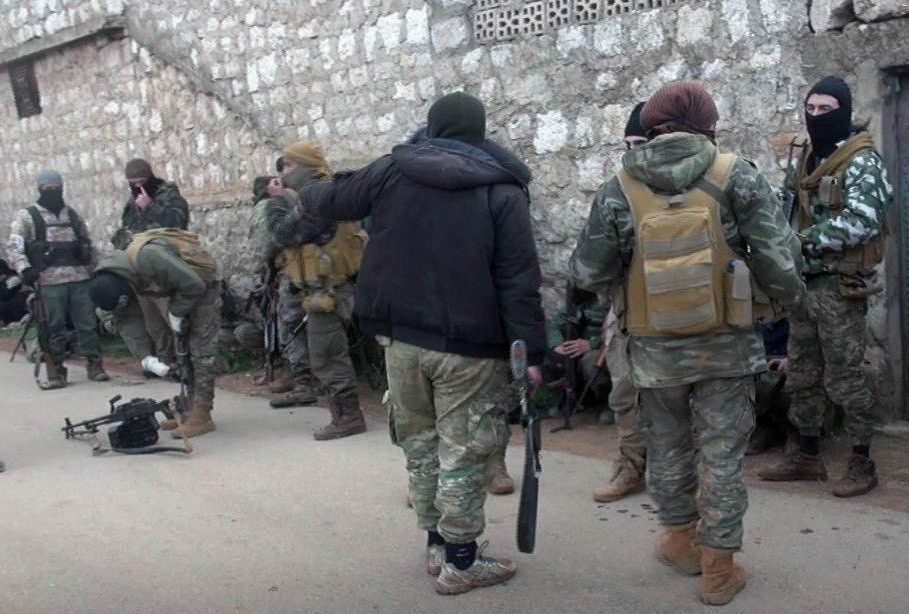 Theo các nhà hoạt động ủng hộ đối lập, các nhóm nổi dậy này đã bắt sống hai chiến binh IS và tiêu diệt 3 tay súng khác tại thành phố Idlib sau khi chúng không chịu đầu hàng. Ảnh: SF.