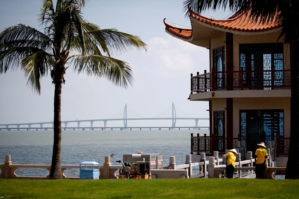 Được biết, cây cầu bao gồm một đoạn “chạy” dưới nước dài hơn 6 km nằm gần phía Hong Kong. Ảnh: The Sun.