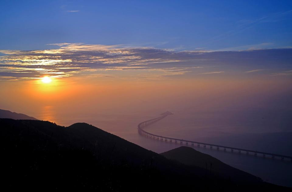 Theo The Sun ngày 22/10, Trung Quốc đã khai trương cây cầu vượt biển dài nhất thế giới, nối thành phố Hong Kong, Châu Hải và Macau (HKZM). Ảnh: The Sun.