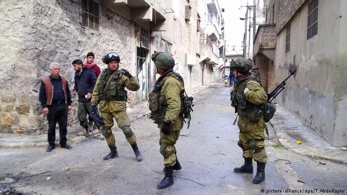 Tuy nhiên, 112 quân nhân Nga cũng tử nạn trong chiến dịch quân sự kéo dài suốt 3 năm qua tại Syria. “Tính đến thời điểm hiện tại, chúng tôi mất đi 112 quân nhân. Thiệt hại vật chất bao gồm 8 máy bay, 7 trực thăng, một hoặc hai xe bọc thép chở quân”, ông Viktor Bondarev phát biểu trước các phóng viên tại Moscow. Ảnh: DPA.