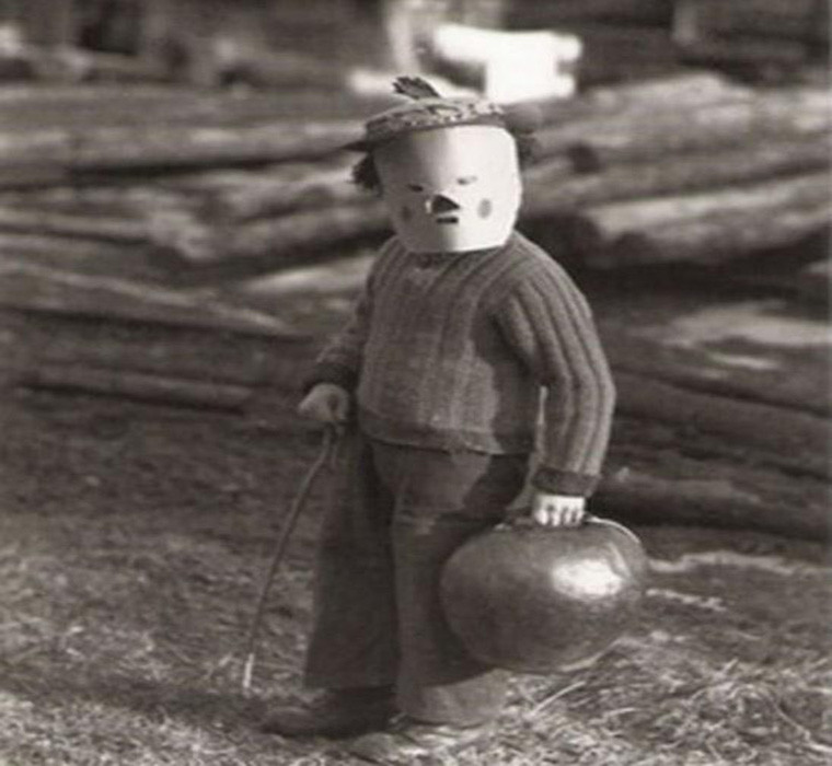Cho đến những năm 1940 và 1950, trò chơi trick-or-treat (Cho kẹo hoặc bị ghẹo) bắt đầu trở nên phổ biến hơn trong dịp này.