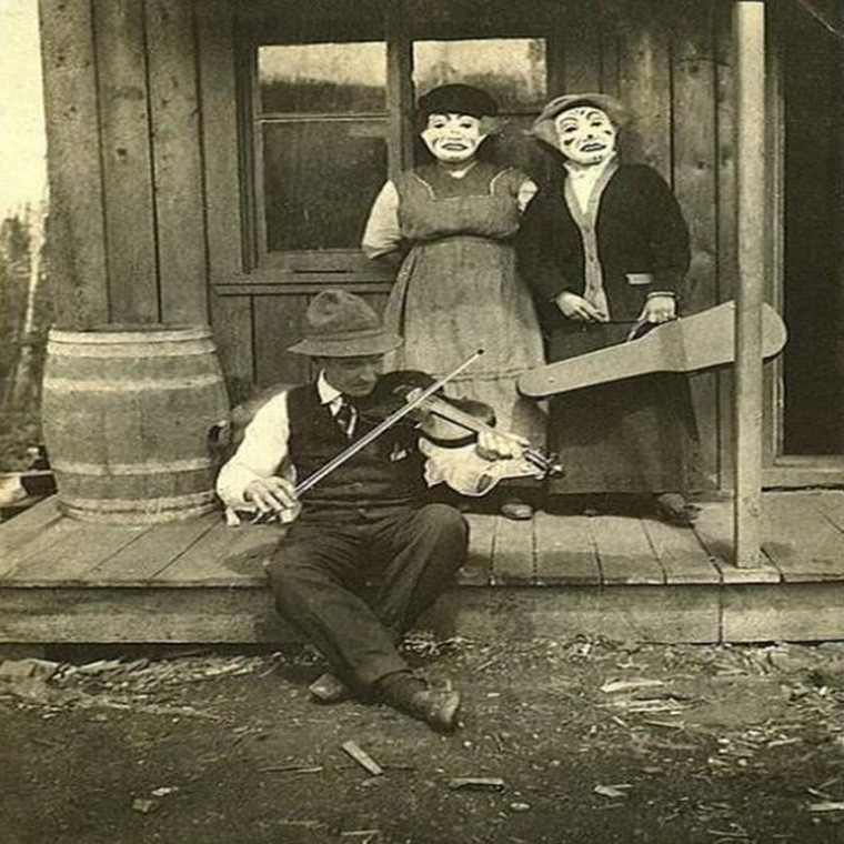 Nhạc sĩ này chắc hẳn sẽ hoảng hồn khi quay lại phía sau. Mời độc giả xem thêm video: Hào hứng cuộc diễu hành Halloween tại Nhật Bản năm 2013 (Nguồn: VTC14)