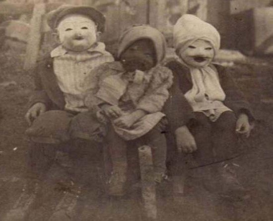 Vào những năm 1900, các em nhỏ thường có những trò đùa tinh quái, diễu hành trên đường phố với ngoại hình đáng sợ và gây não loạn cả khu dân cư.