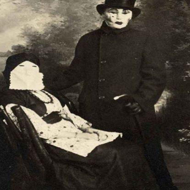 Theo The Sun, so với hiện tại, cách hóa trang của mọi người trong dịp lễ hội Halloween hơn 100 năm trước được đánh giá là rùng rợn và đáng sợ hơn. (Nguồn ảnh: The Sun)