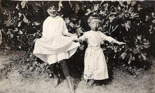 Vào dịp Halloween năm 1920, cảnh sát ở Oklahoma (Mỹ) đã đuổi theo một chiếc ô tô vì tưởng rằng một người phụ nữ bị kẹt dưới chiếc xe này. Tuy nhiên, "người phụ nữ" này thực tế chỉ là hình nộm một thợ may.