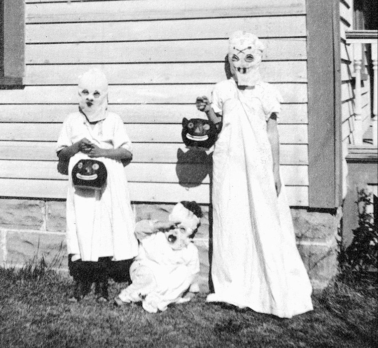 Đèn quả bí ngô “Jack-o'-lantern” xuất hiện trong lễ hội Halloween trăm năm trước.