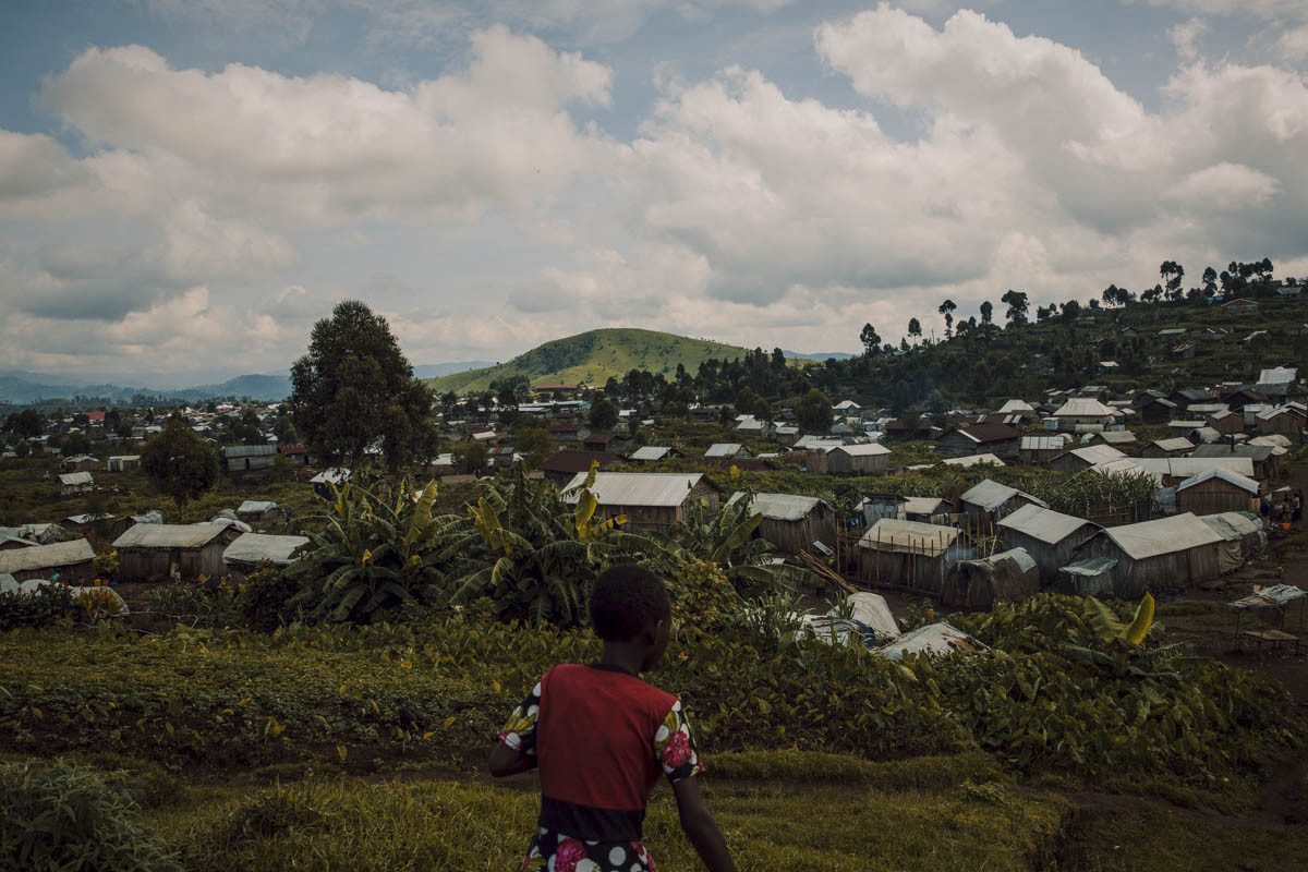Nhoi long cuoc song “dia nguc” cua tre em Cong-go-Hinh-11