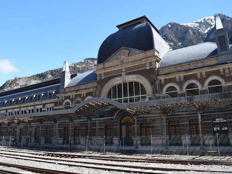 Canfranc ở Tây Ban Nha, được mở cửa vào năm 1928, từng là nhà ga xe lửa quốc tế lớn nhất Châu Âu. Tuy nhiên, một vụ tai nạn tàu hỏa xảy ra vào thập niên 1970 khiến đường ray tàu bị hư hại và nhà ga này bị đóng cửa từ đó. Hiện nay, một phần nhà ga này được Chính phủ Tây Ban Nha sử dụng làm phòng thí nghiệm.