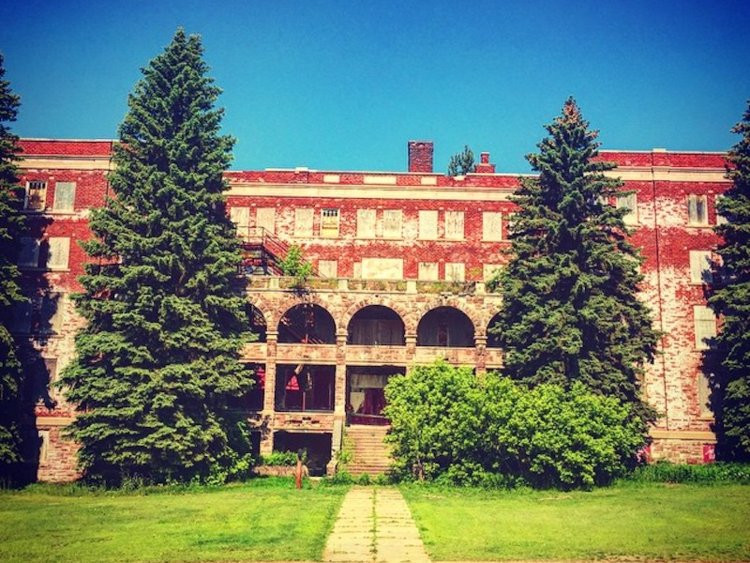 Trại trẻ mồ côi Holy Family ở Marquette, Michigan (Mỹ) từng là nơi ở của 200 em nhỏ trước khi nó bị đóng cửa vào năm 1965. Có người nói rằng một số em nhỏ bị ngược đãi và tử vong trong trại trẻ này. Hiện nay, tòa nhà đang trong quá trình tu sửa.