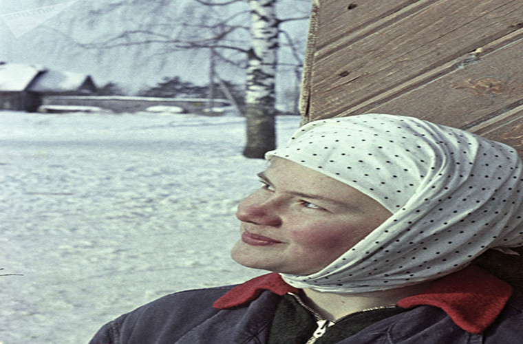 Nụ cười mỉm của cô gái Liên Xô đến từ khu vực miền trung nước Nga, gần Kostroma – nơi nổi tiếng với pho mát và các trang trại sữa.