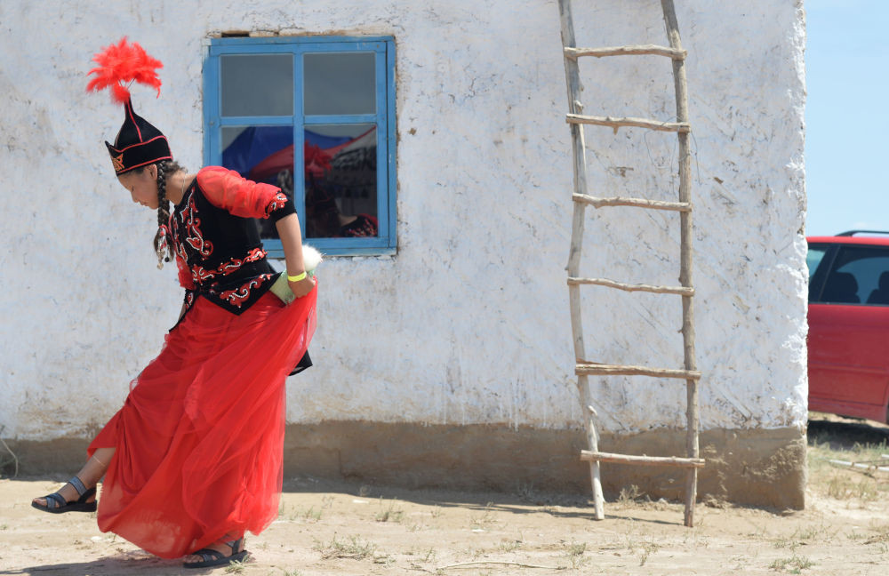 Một thiếu nữ Kyrgyzstan mặc trang phục truyền thống để tham dự lễ hội tại ngôi làng gần hồ Issyk-Kul.