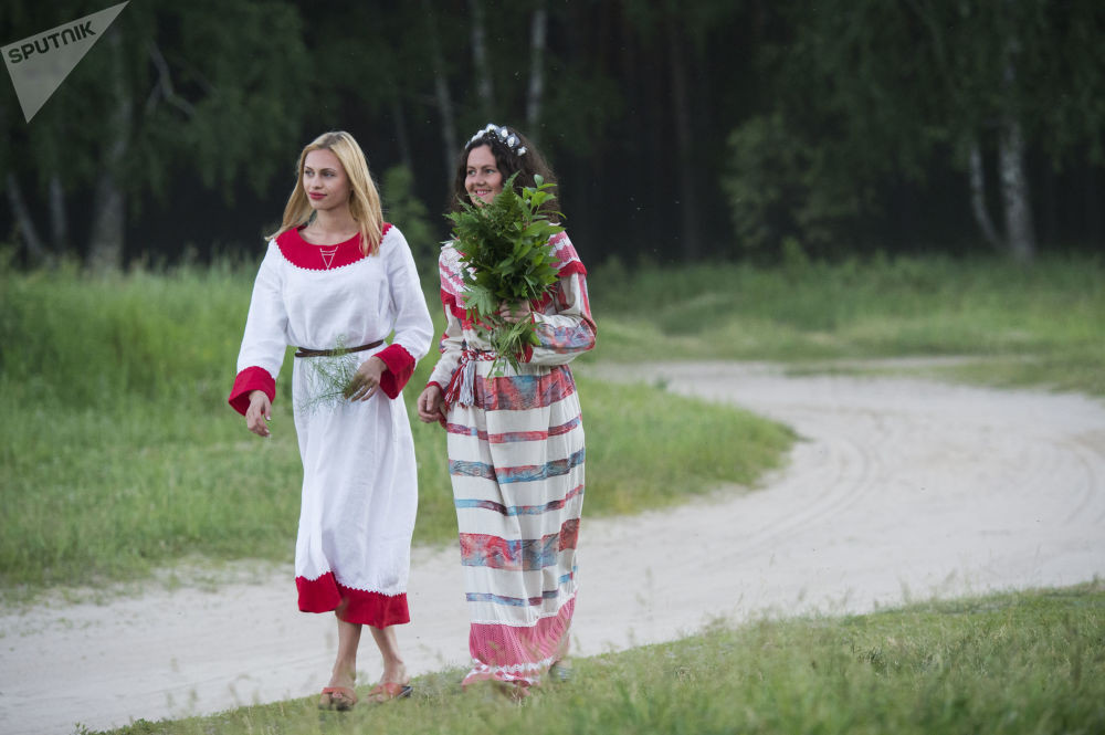 Hai cô gái xinh đẹp tham gia lễ hội được tổ chức tại Omsk ở Siberia.