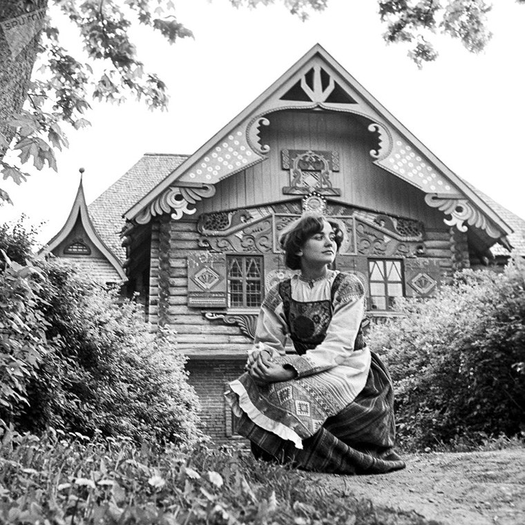 Cô gái trong bộ trang phục truyền thống ở vùng Smolensk, Nga. Bức ảnh được chụp vào thập niên 1970.