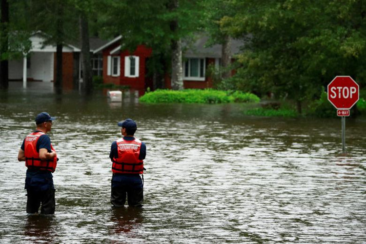 Cảnh báo lũ quét cũng đã được ban bố tại phần lớn khu vực phía nam và tây của Bắc Carolina. Hàng chục nghìn ngôi nhà đã bị hư hại do ảnh hưởng của mưa lũ và hơn 400.000 người chịu cảnh mất điện. Ảnh: Reuters.