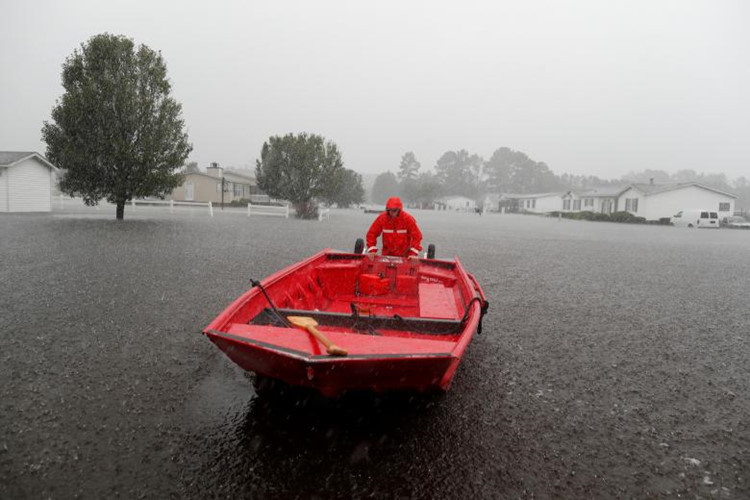 Theo CNN, ít nhất 44 người thiệt mạng sau khi bão Florence tấn công hai bang North và South Carolina, khiến nhiều con sông tràn bờ gây ngập úng khu dân cư và đường sá. Ảnh: Reuters.