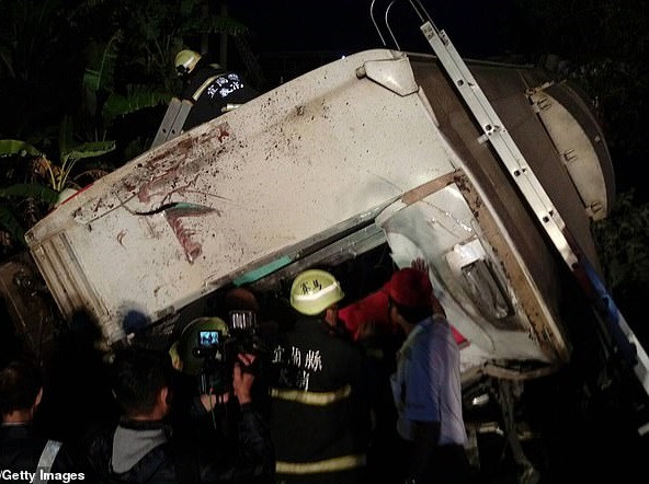 Tại hiện trường, 5 toa tàu đã bị trật khỏi đường ray và một số toa bị lật ngang. Ảnh: Getty.