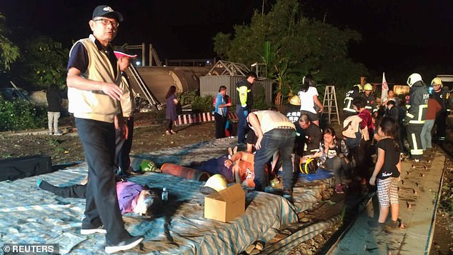 Ngay sau khi vụ tai nạn tàu hỏa xảy ra, lực lượng cứu hộ và y tế mau chóng được triển khai tới hiện trường để đưa những người bị thương tới bệnh viện và giải cứu hành khách còn mắc kẹt trong toa tàu. Ảnh: Reuters.