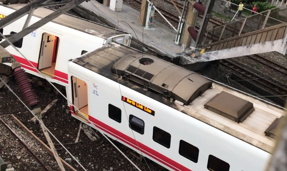 Tháng 6/2016, hai vụ tàu hỏa trật bánh ở Hualien đã khiến một số hành khách bị thương. Ảnh chụp màn hình.