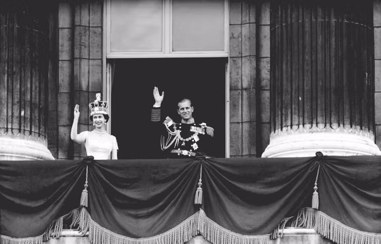 Năm 1953, ở tuổi 25, Công chúa Elizabeth trở thành Nữ hoàng Elizabeth II sau khi Quốc vương George VI qua đời. Kể từ khi Nữ hoàng Elizabeth tiếp quản ngai vàng, Hoàng thân Philip luôn bên cạnh ủng hộ bà. Ảnh: BI.