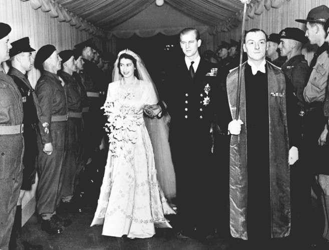 Được biết, Nữ hoàng Elizabeth và Hoàng thân Philip gặp nhau từ khi họ còn nhỏ tại một đám cưới vào năm 1934. Hồi tháng 7/1947, cặp đôi công bố về lễ đính hôn của họ. Ngày 20/11/1947, đám cưới của Hoàng thân Philip và Nữ hoàng Elizabeth II diễn ra tại Tu viện Westminster. Ảnh: BI.