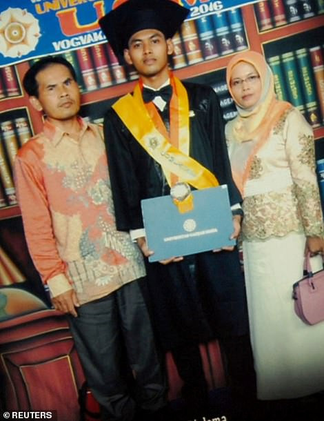 Agil Nugroho Septian cũng là một hành khách có mặt trên chiếc máy bay Boeing 737 gặp nạn sáng 29/10. Bức ảnh này chụp Agil (giữa) trong ngày tốt nghiệp. Ảnh: Reuters.