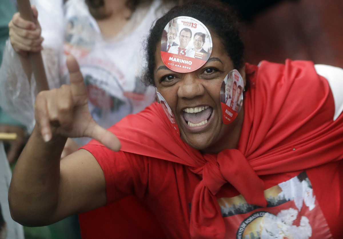 Tại Sao Paulo, Agencia Publica cho biết một phụ nữ bị bắt giữ và bị lột trần trong phòng giam sau khi phun sơn dòng chữ phản đối ứng viên Bolsonaro trên tường ở nơi công cộng. Theo Guardian, cảnh sát Brazil phần lớn ủng hộ vị cựu sĩ quan lính dù do ông này hứa trao thêm quyền nổ súng với những kẻ tình nghi tội phạm cho lực lượng chấp pháp. Ảnh: AP.