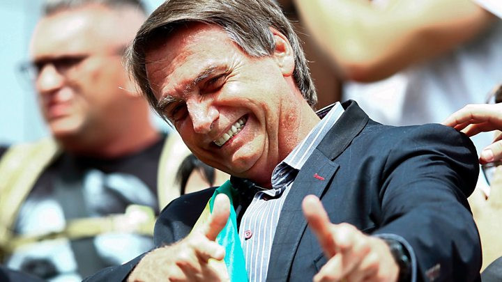 Trong khi đó, ứng viên Bolsonaro rũ bỏ trách nhiệm khi tuyên bố "không thể kiểm soát hàng triệu, hàng triệu người ủng hộ". Tuy nhiên, ông này sau đó đổi giọng, nói không muốn nhận phiếu bầu từ "những người gây ra các vụ bạo lực nhắm vào những người không bỏ phiếu" cho mình. Ông Bolsonaro là chính trị gia nổi tiếng với quan điểm chống người đồng tính và phân biệt giới tính. Vị cựu quân nhân từng tuyên bố "thà nhìn thấy con cái chết chứ không muốn chúng trở thành người đồng tính". Ảnh: AFP.