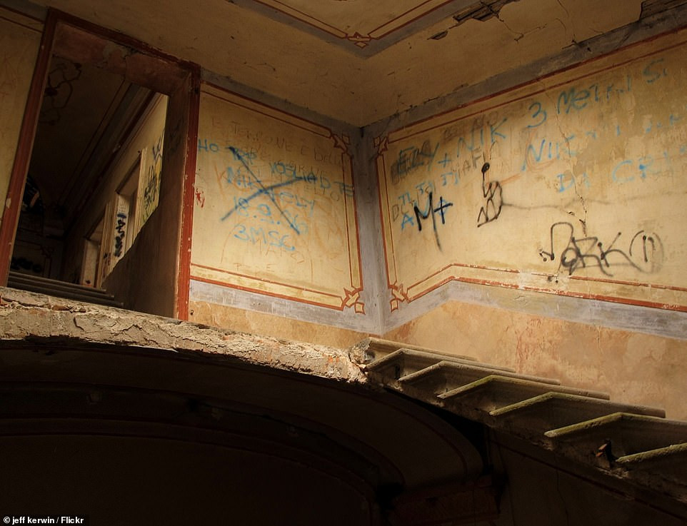 Am anh ngoi biet thu “ma” va ky an khong co loi giai o Italy-Hinh-6