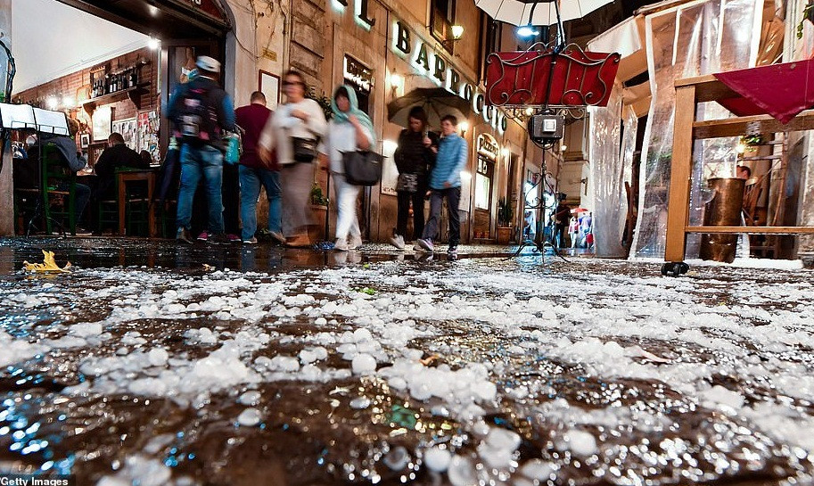 Tại một số khu vực ở phía bắc Italy, trong đó có Milan, gió mạnh làm quật đổ nhiều cây cối. Tại Bologna, nhiều chuyến bay đã bị hủy bỏ do điều kiện thời tiết xấu. Ảnh: Getty.