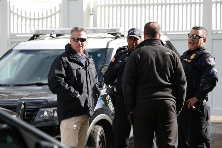 Lực lượng thực thi pháp luật Mỹ tập trung tại nhà của cựu ứng viên Tổng thống Mỹ Hillary Clinton ở Chappaqua, New York.