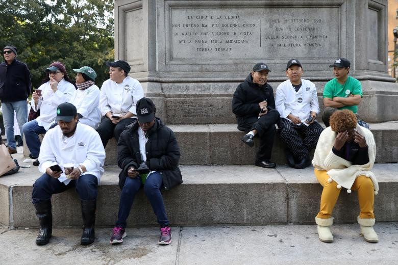 Mọi người được sơ tán ra khỏi tòa nhà Time Warner sau khi bưu kiện khả nghi được tìm thấy.