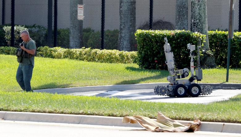 Một thành viên đội rà phá bom của cảnh sát quận Broward điều khiển robot bên ngoài tòa nhà nơi đặt văn phòng của nghị sĩ Debbie Wasserman ở Sunrise, bang Florida.