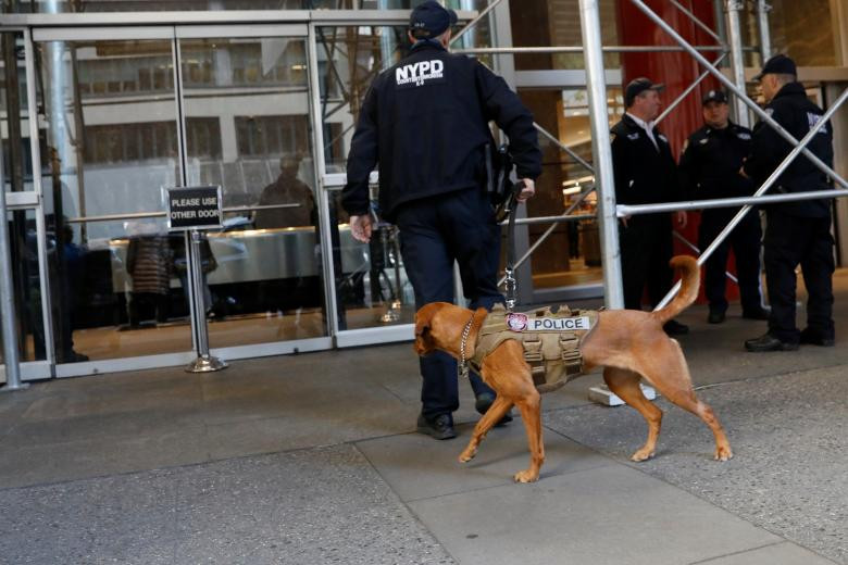 Cảnh sát Mỹ dẫn chó nghiệp vụ lục soát bên ngoài văn phòng của Thống đốc New York Andrew Cuomo sau khi một gói bưu kiện khả nghi được tìm thấy bên trong ở New York.