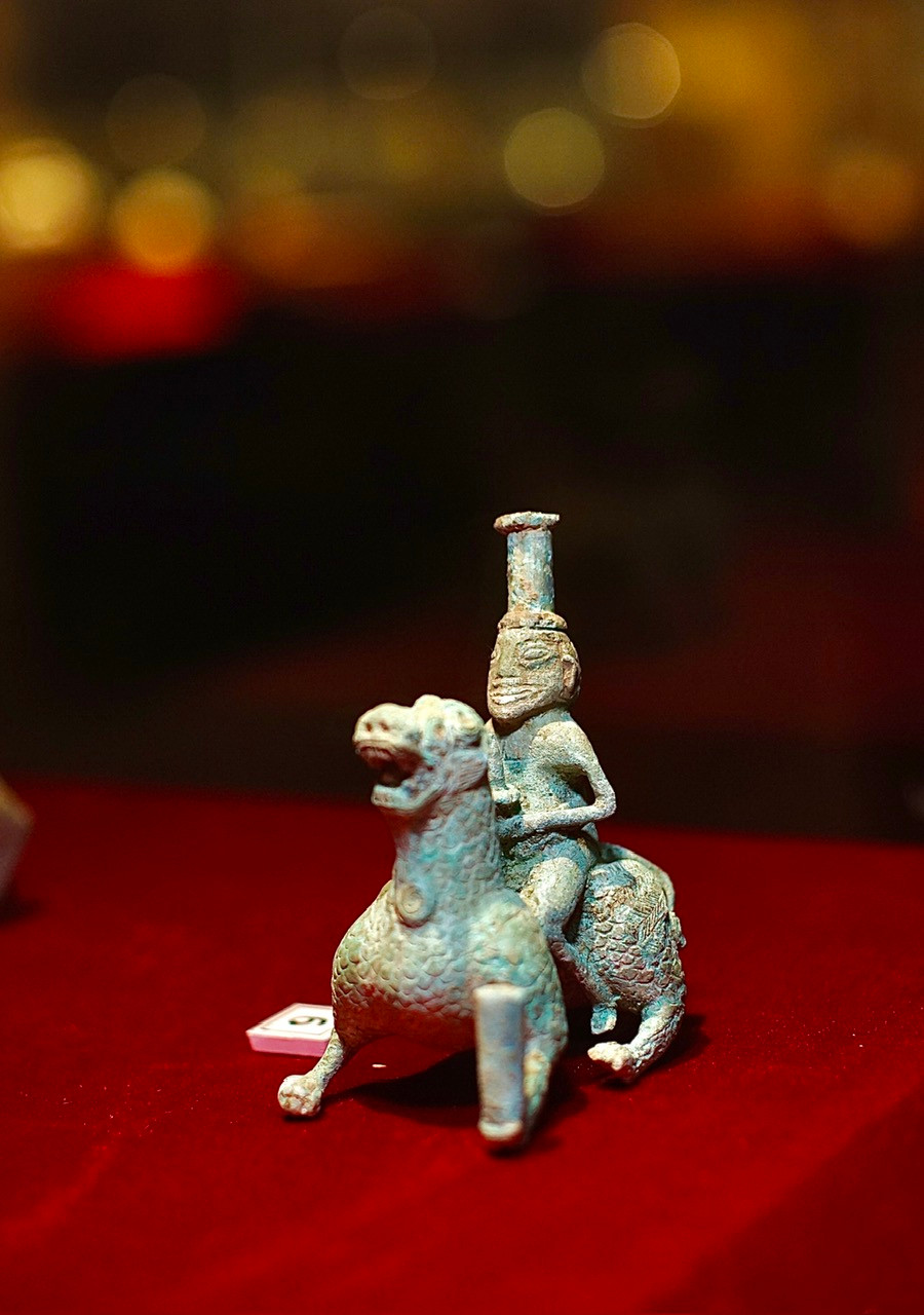 Tượng người cưỡi lân bằng đồng, niên đại thế kỷ 1-3.