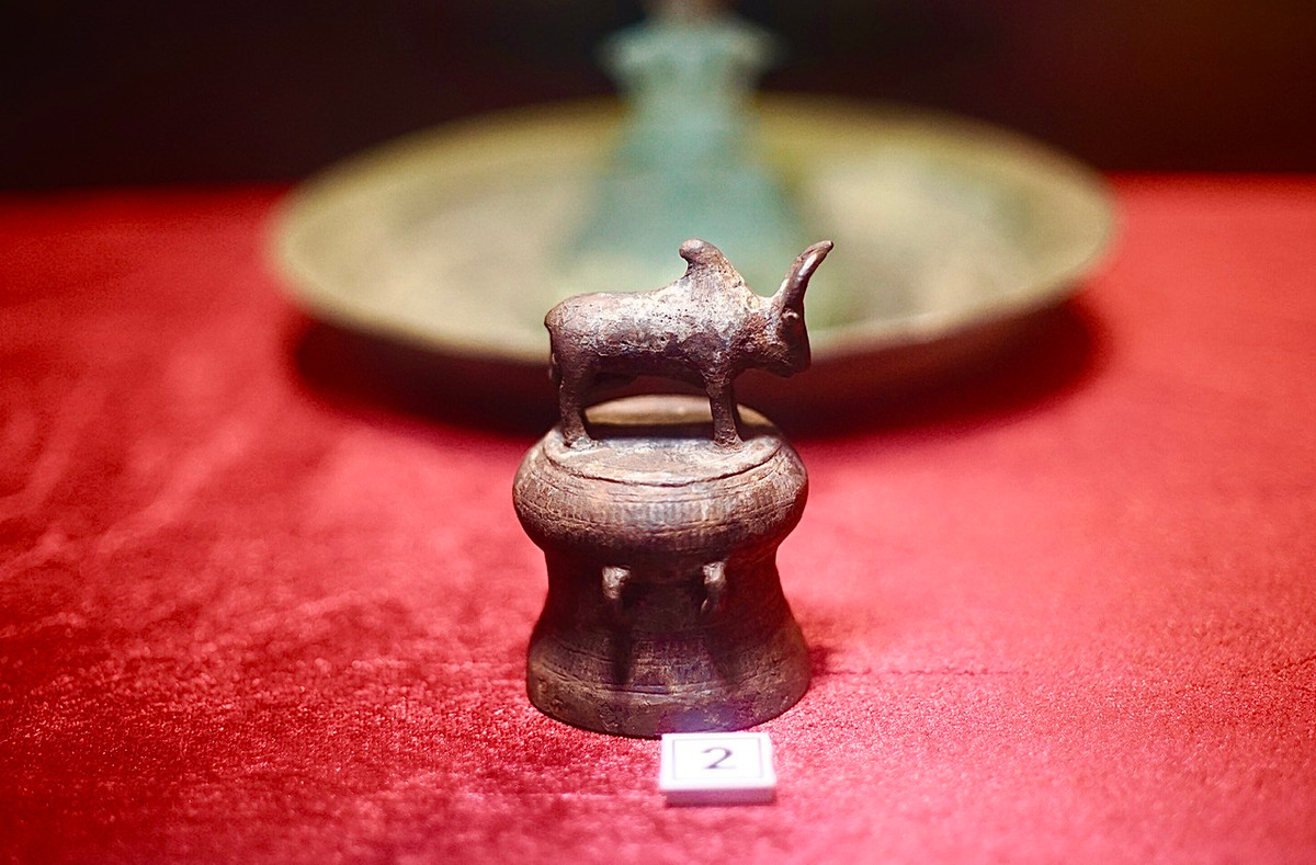 Tượng bò đứng trên trống. Niên đại thế kỷ 1-3.