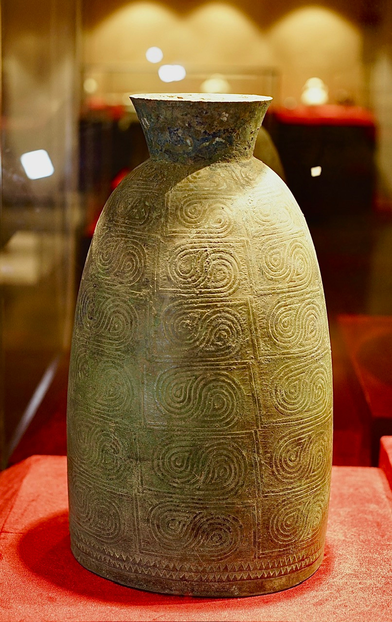 Chuông đồng, trang trí hoa văn xoắn có hình chữ S, niên đại thế kỷ 1-3.