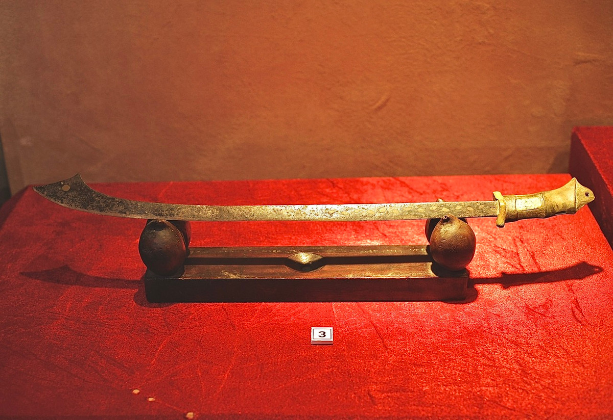Kiếm đồng trang trí rồng và hoa lá có niên đại thế kỷ 11-13.