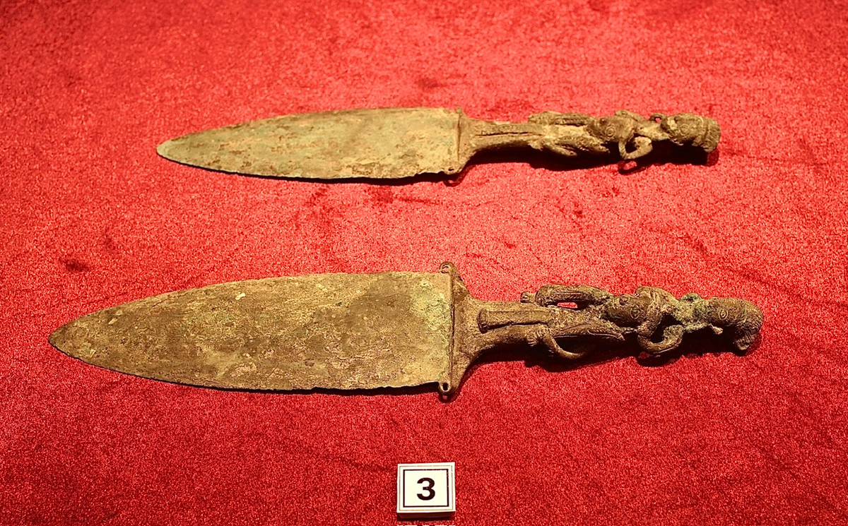 Dao đồng, chuôi trang trí tượng người cõng nhau. Niên đại thế kỷ 3-1 TCN.