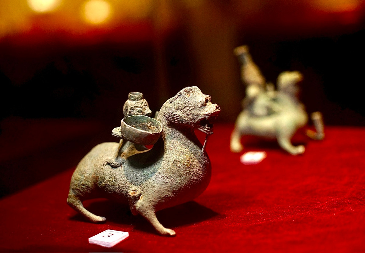 Đèn người cưỡi lân. Niên đại thế kỷ 1-3.