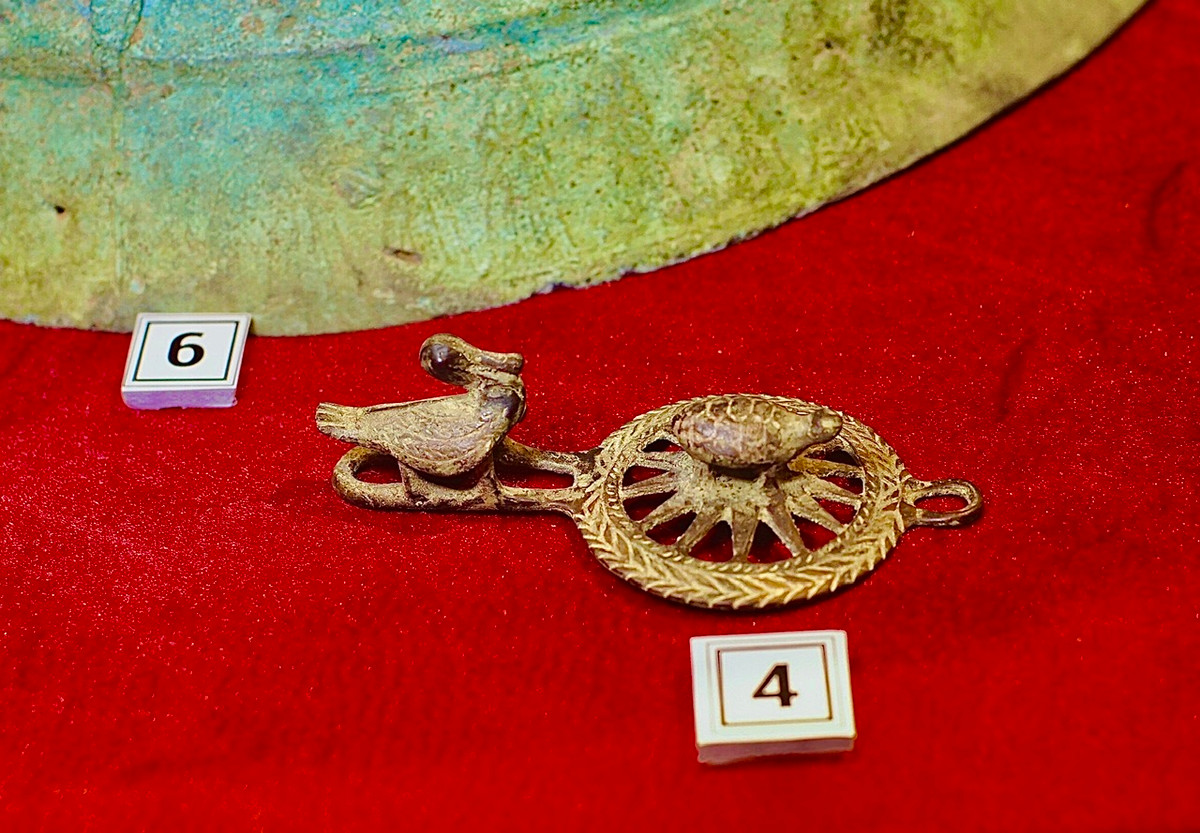 Một phần khoá thắt lưng có hình tượng bồ nông và rùa. Niên đại: Thế kỷ 3-1 TCN