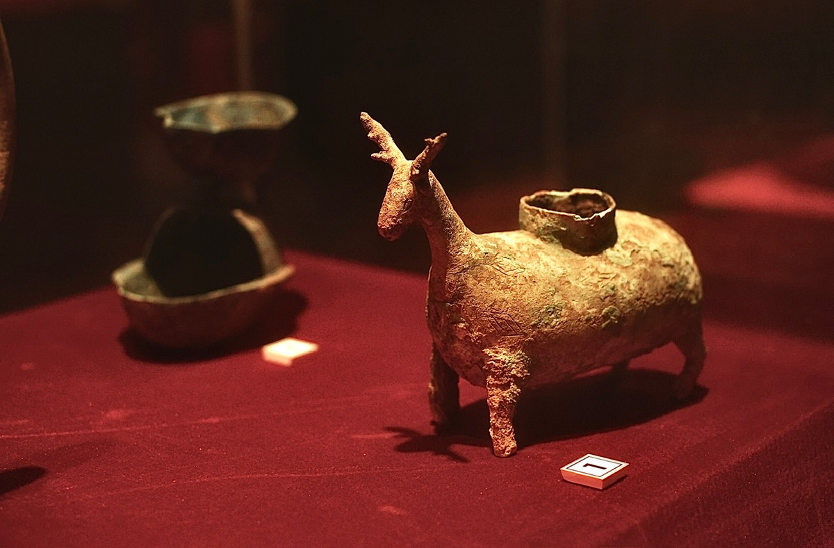 Đèn dầu đồng, trang trí tượng hươu niên đại Thế kỷ 1-3.