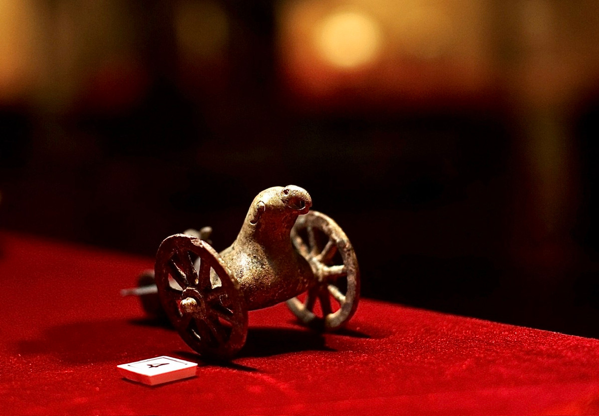 Tượng chim mẫu tử trên trục bánh xe có niên đại thế kỷ 1-3.