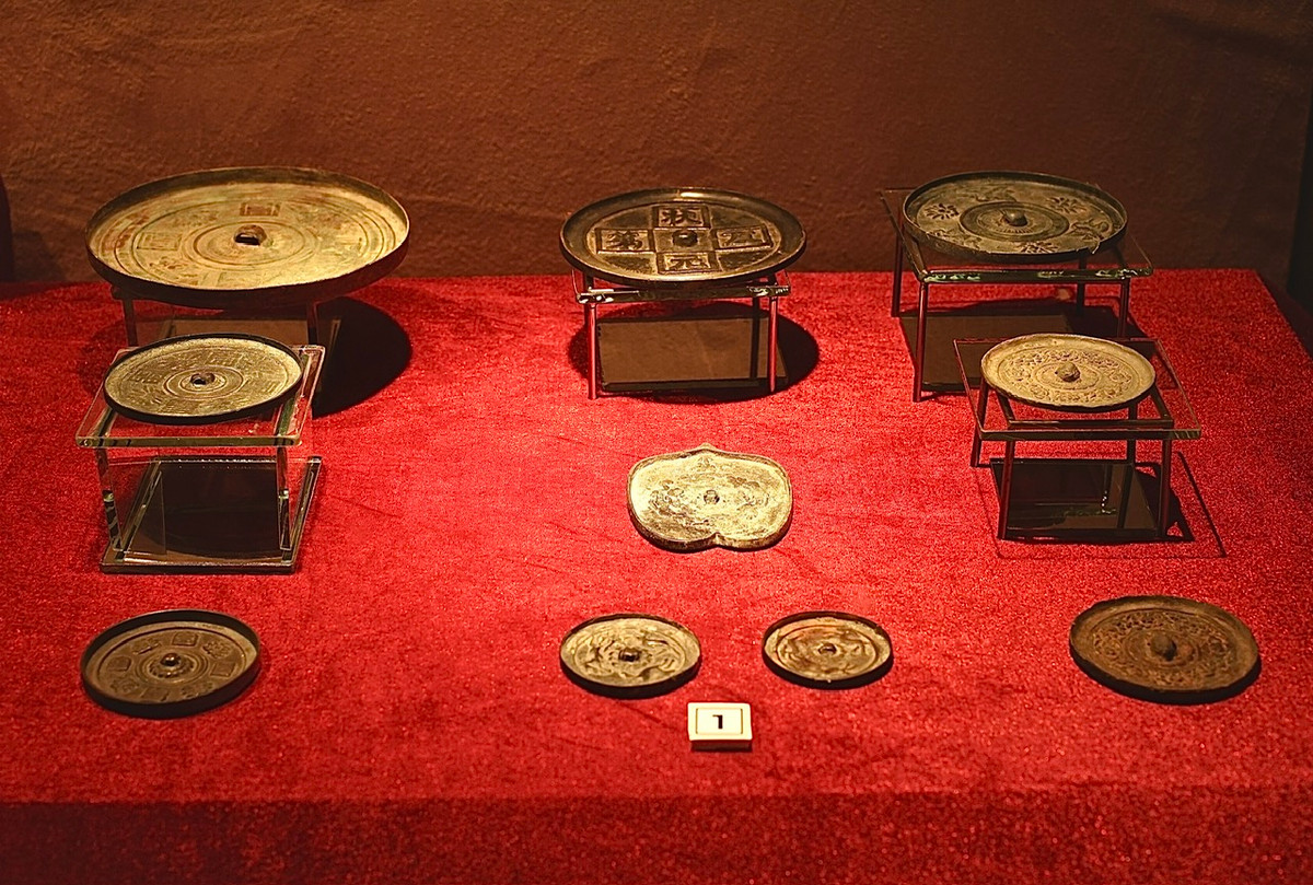 Sưu tập gương bằng đồng có niên đại thế kỷ 11-13.