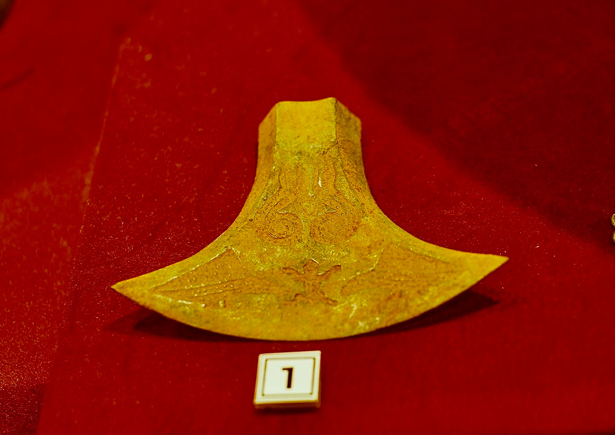 Rìu xoè cân, đồng, hoa văn tôm và cá sấu ám hoạ. Niên đại : Thế kỷ 3-1 TCN.