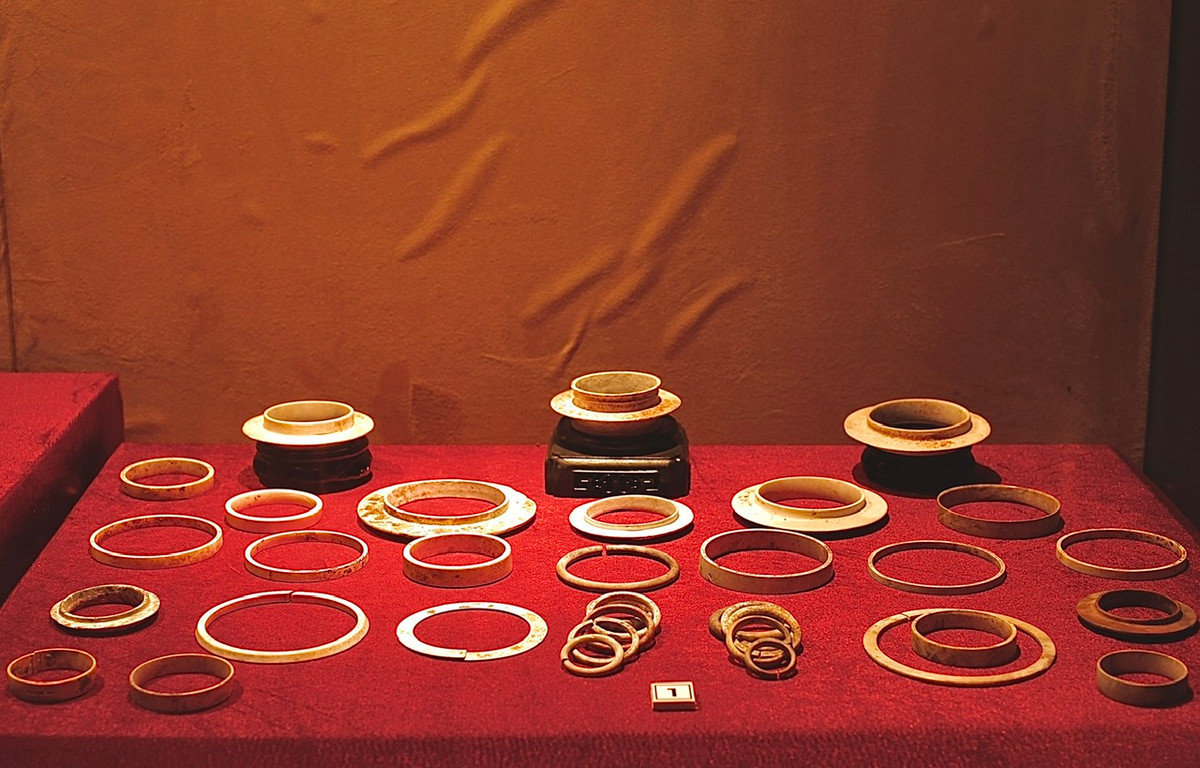 Triển lãm cổ vật “Văn minh sông Hồng đến Hà Nội phố” là cơ hội để công chúng, các nhà nghiên cứu chiêm ngưỡng, tìm hiểu và có cái nhìn rõ nét hơn về văn hóa, nghệ thuật và tính đa dạng trong cách thức thể hiện thông qua họa tiết hoa văn của các hiện vật được trưng bày tại triển lãm. Trong ảnh: Bộ sưu tập vòng đá có niên đại từ thế kỷ 7-5 TCN.