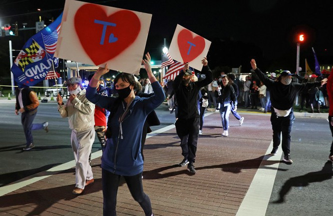 Nóng: Phát hiện balo khả nghi ngoài bệnh viện nơi ông Trump điều trị COVID-19 Nong: Phat hien balo kha nghi ngoai benh vien noi ong Trump dieu tri COVID-19