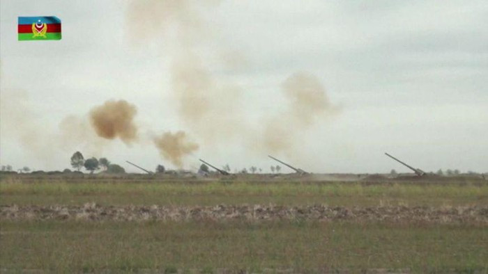 Tehran cảnh báo rằng hiện tại các binh sĩ thuộc lực lượng vệ binh cách mạng Hồi giáo (IRGC) đã bố trí khoảng 20 khẩu pháo và triển khai gần biên giới Azerbaijan 30 xe tăng để sẵn sàng hành động.